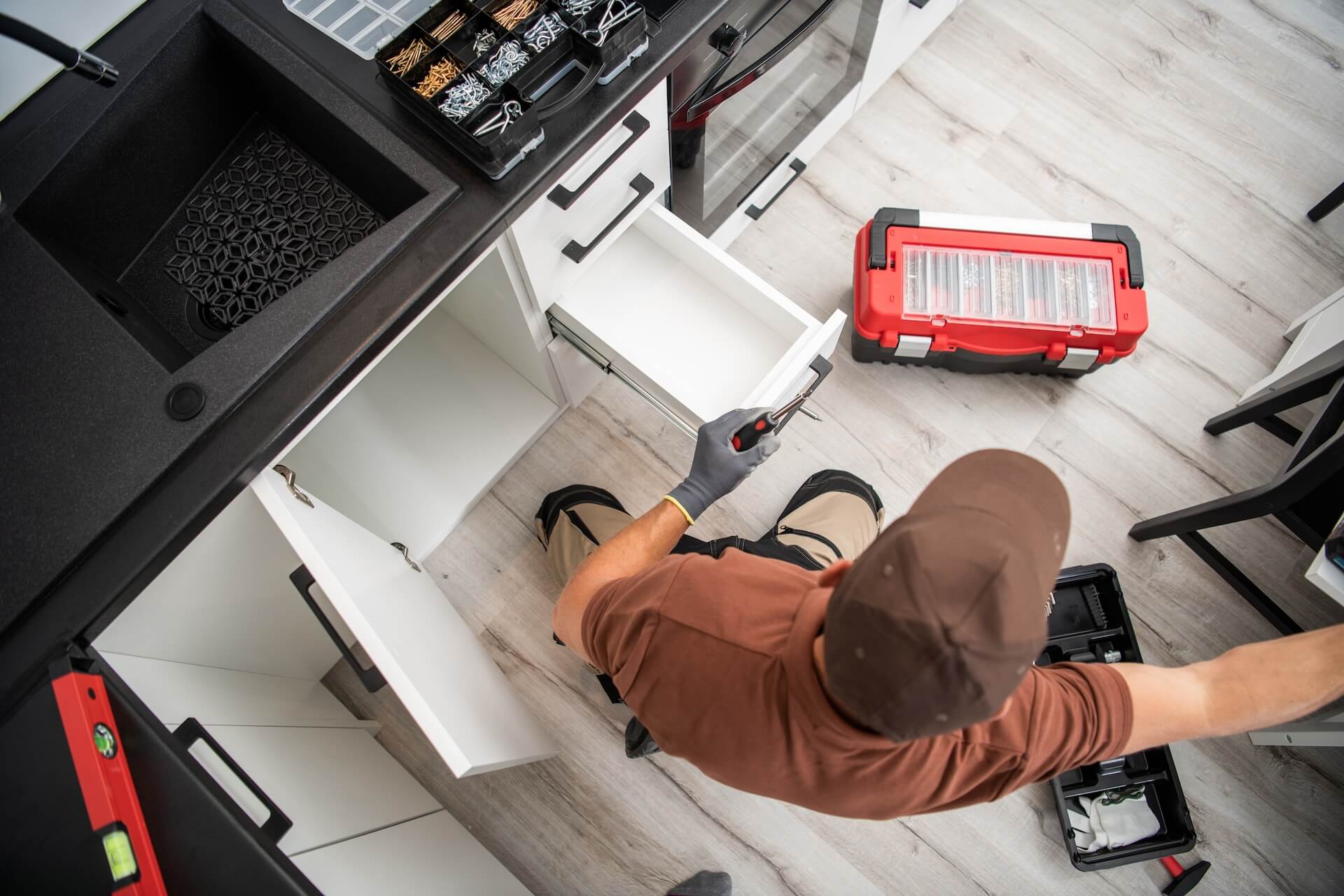 Små lådor installeras bredvid vasken i köksrenovering Linköping